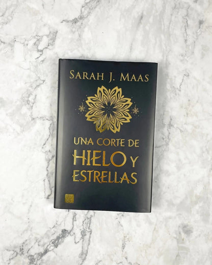 Una Corte de Hielo y Estrellas. Edición Cantos Pintados
